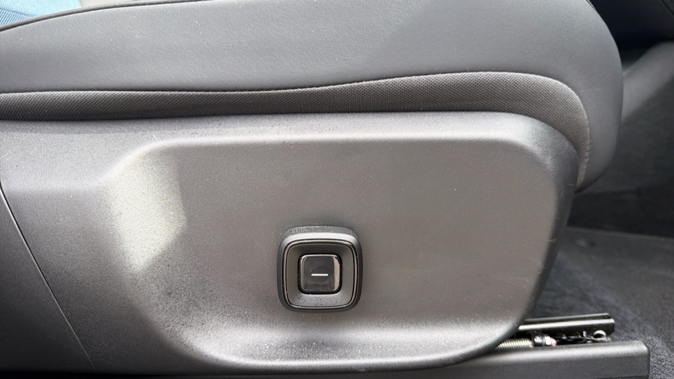 Volvo EX30 315kW Twin Motor Performance Ultra 69kWh 5dr Auto Electric Estate - Image 28