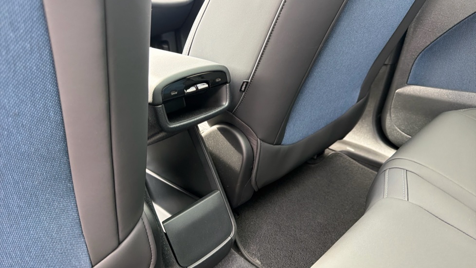 Volvo EX30 315kW Twin Motor Performance Ultra 69kWh 5dr Auto Electric Estate - Image 32