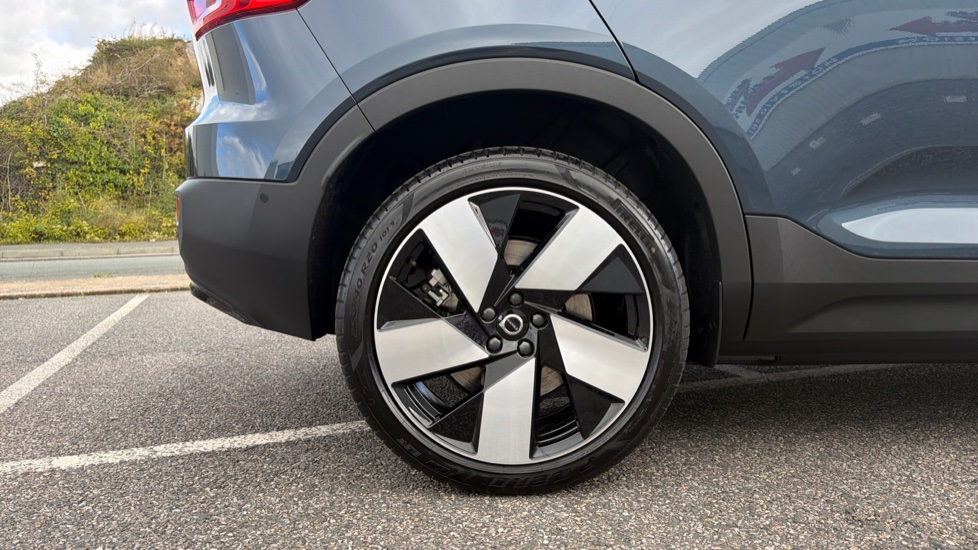 Volvo EX40 185kW Extended Range Ultra 82kWh 5dr Auto Electric Estate - Image 9