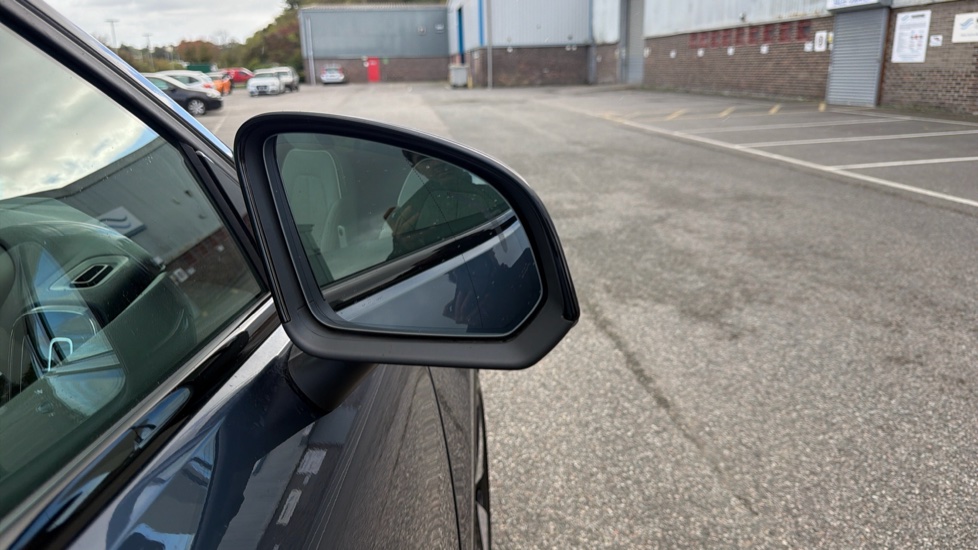 Volvo EX40 185kW Extended Range Ultra 82kWh 5dr Auto Electric Estate - Image 31