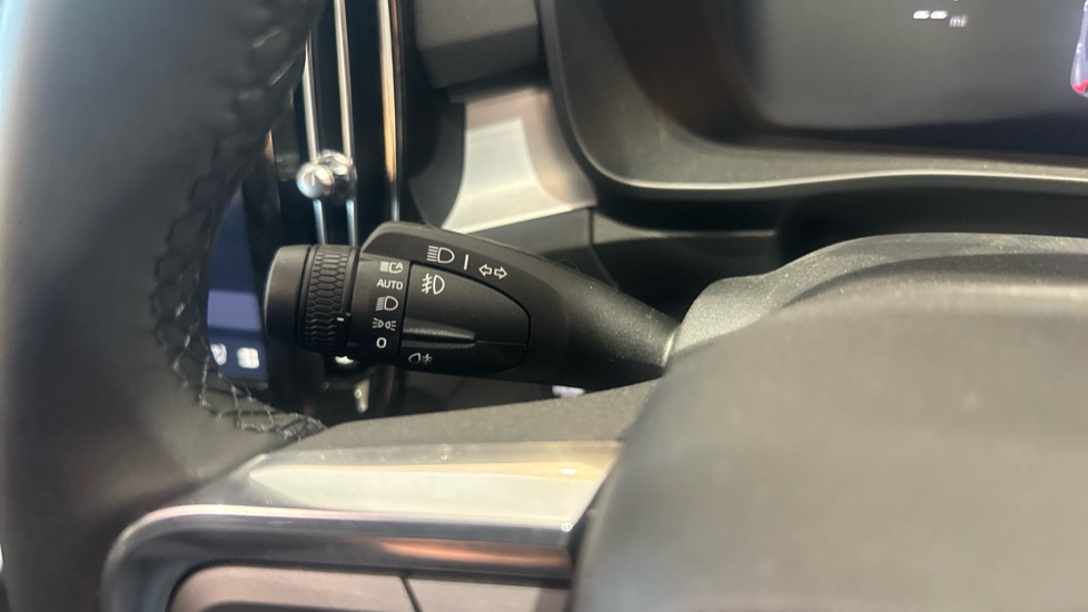 Volvo XC40 2.0 B4P Plus Dark 5dr Auto Petrol Estate - Image 19