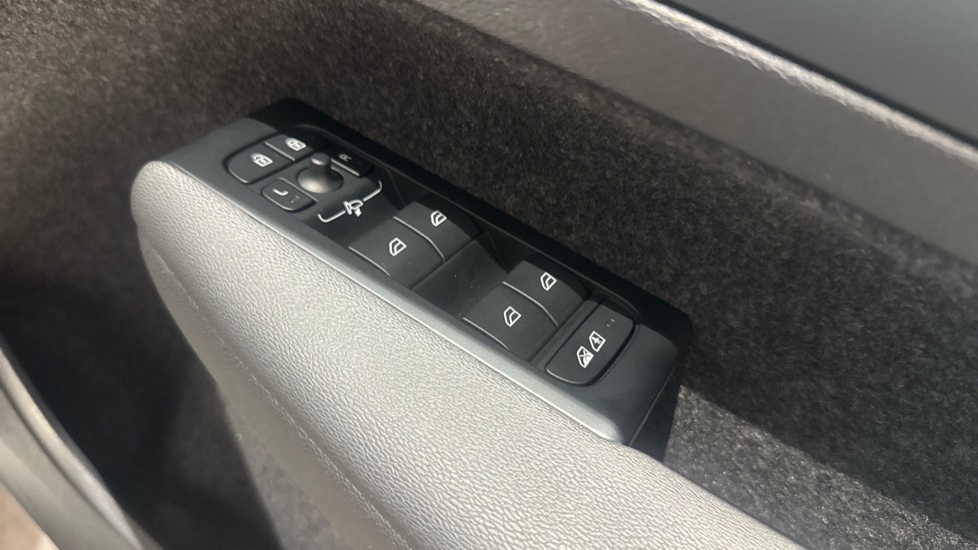 Volvo XC40 2.0 B4P Plus Dark 5dr Auto Petrol Estate - Image 23