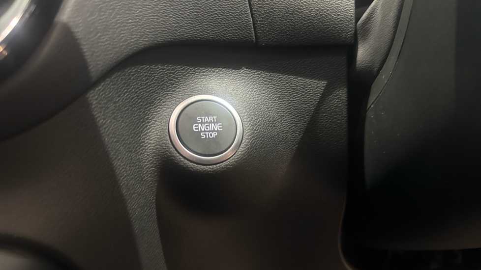 Volvo XC40 2.0 B4P Plus Dark 5dr Auto Petrol Estate - Image 26