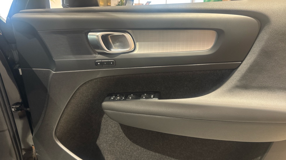 Volvo XC40 2.0 B4P Plus Dark 5dr Auto Petrol Estate - Image 28