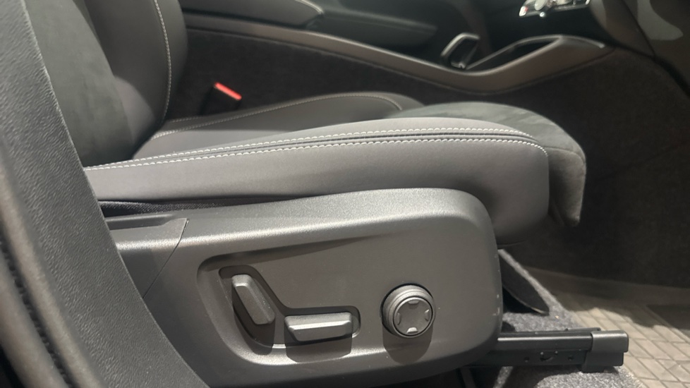 Volvo XC40 2.0 B4P Plus Dark 5dr Auto Petrol Estate - Image 29