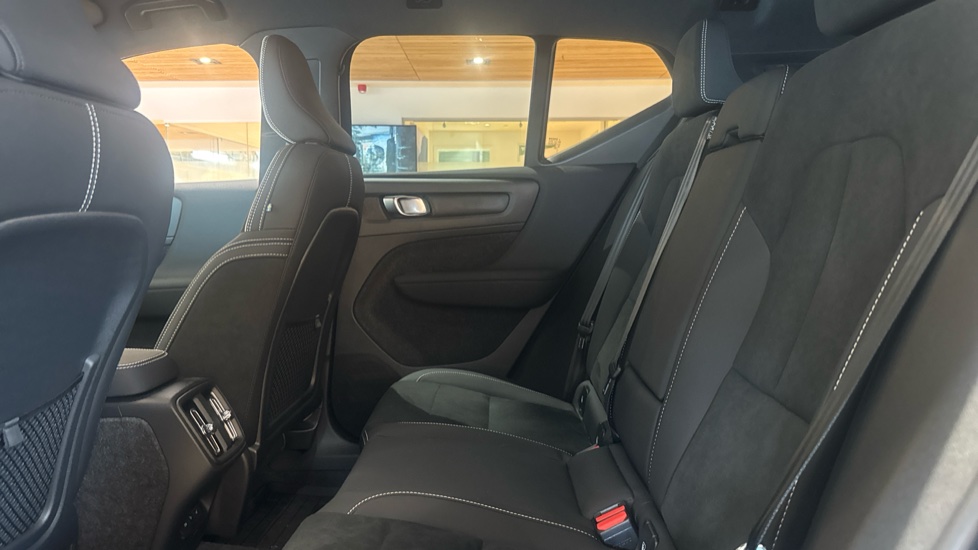 Volvo XC40 2.0 B4P Plus Dark 5dr Auto Petrol Estate - Image 32