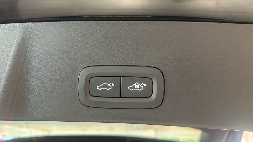 Volvo XC40 2.0 B4P Plus Dark 5dr Auto Petrol Estate - Image 34