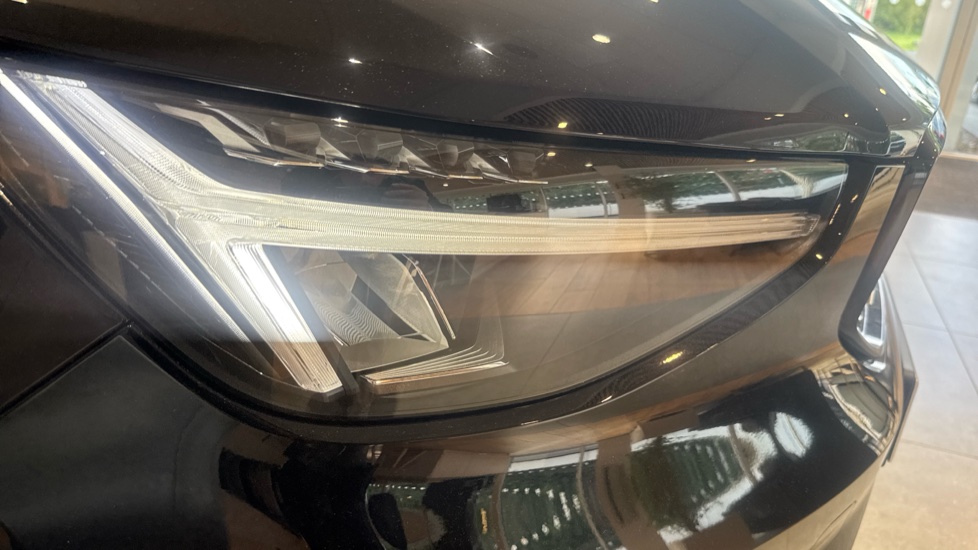 Volvo XC40 2.0 B4P Plus Dark 5dr Auto Petrol Estate - Image 38