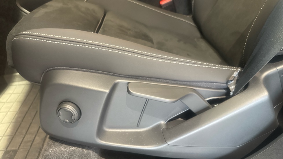 Volvo XC40 2.0 B4P Plus Dark 5dr Auto Petrol Estate - Image 39