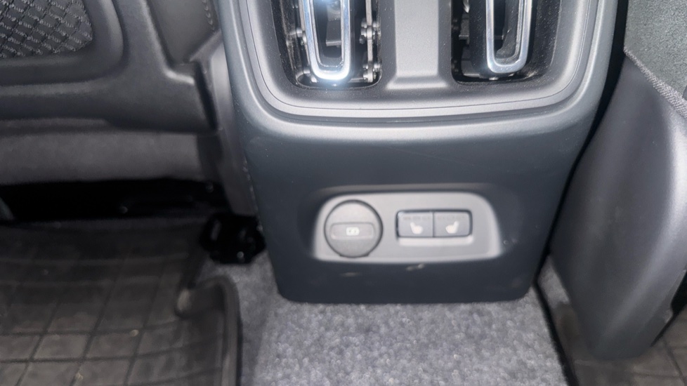 Volvo XC40 2.0 B4P Plus Dark 5dr Auto Petrol Estate - Image 40