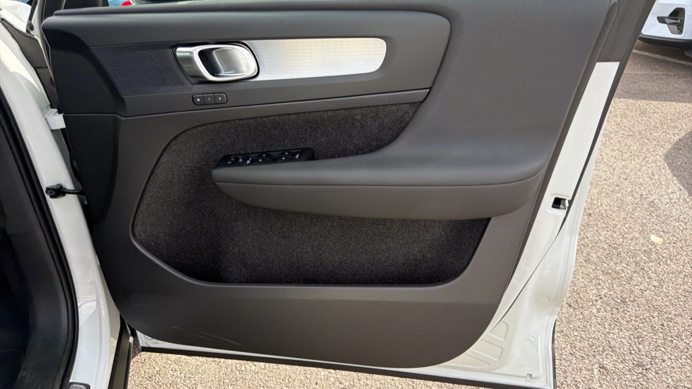 Volvo XC40 2.0 B3P Plus Dark 5dr Auto Petrol Estate - Image 29