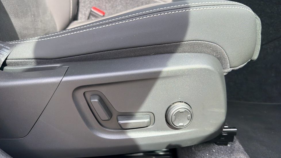 Volvo XC40 2.0 B3P Plus Dark 5dr Auto Petrol Estate - Image 30