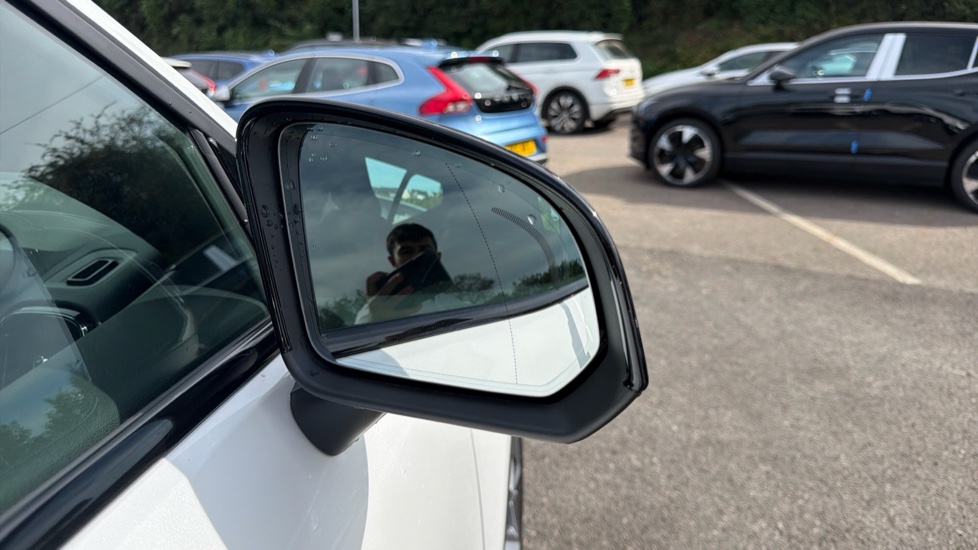 Volvo XC40 2.0 B3P Plus Dark 5dr Auto Petrol Estate - Image 32