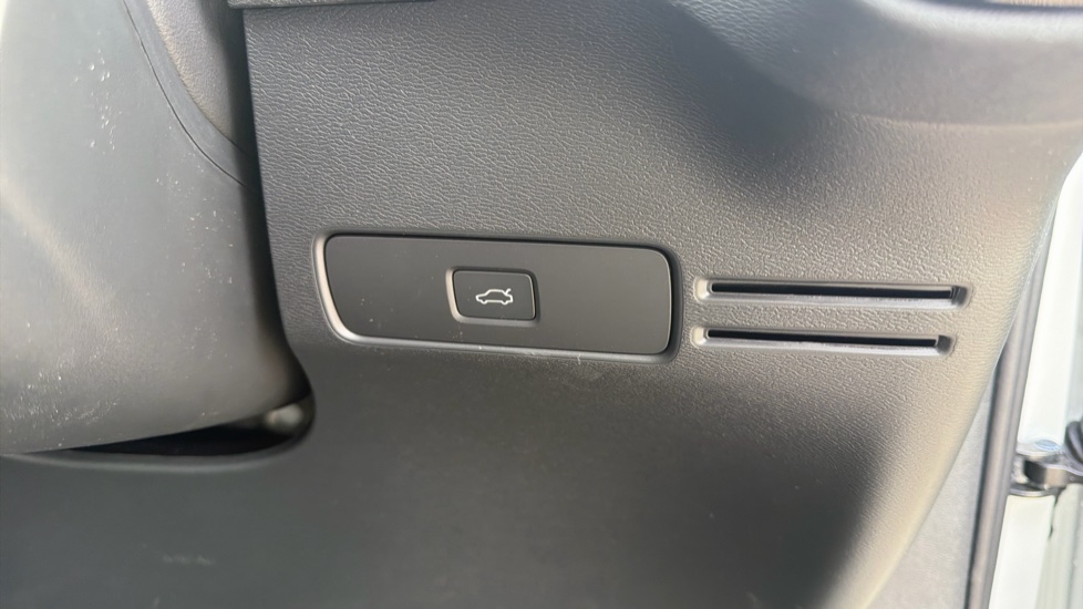 Volvo XC40 2.0 B3P Plus Dark 5dr Auto Petrol Estate - Image 35