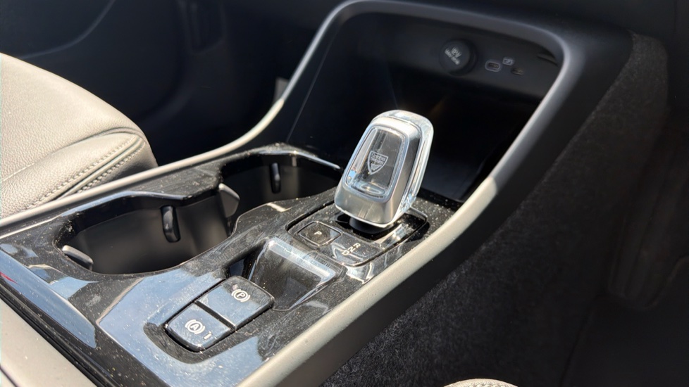 Volvo XC40 2.0 B3P Plus Dark 5dr Auto Petrol Estate - Image 25