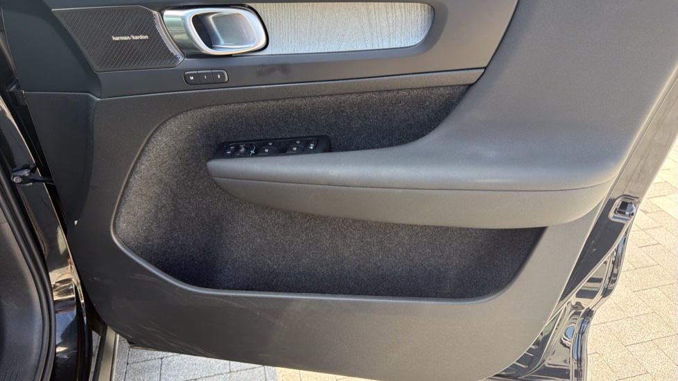 Volvo XC40 2.0 B3P Plus Dark 5dr Auto Petrol Estate - Image 28