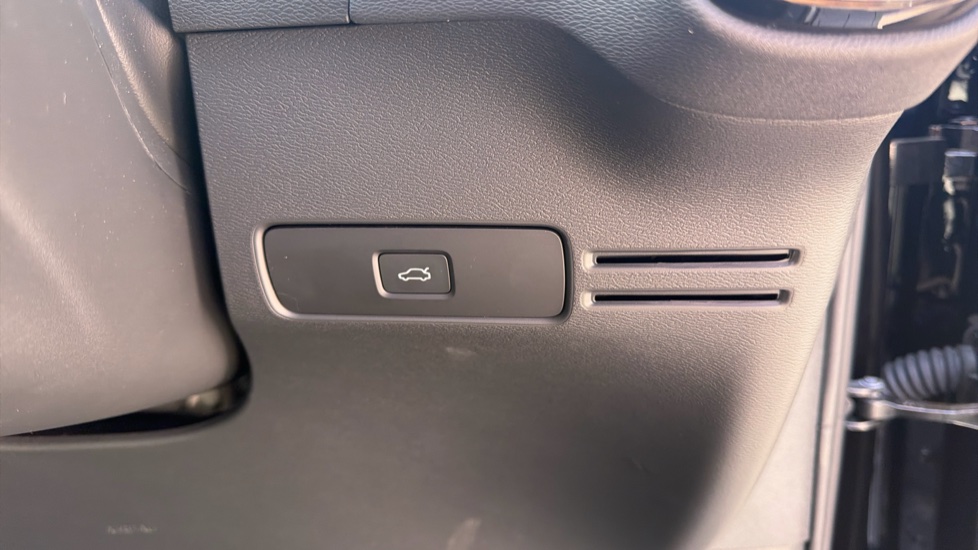 Volvo XC40 2.0 B3P Plus Dark 5dr Auto Petrol Estate - Image 34