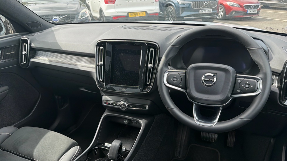 Volvo XC40 2.0 B3P Ultimate Dark 5dr Auto Petrol Estate - Image 4