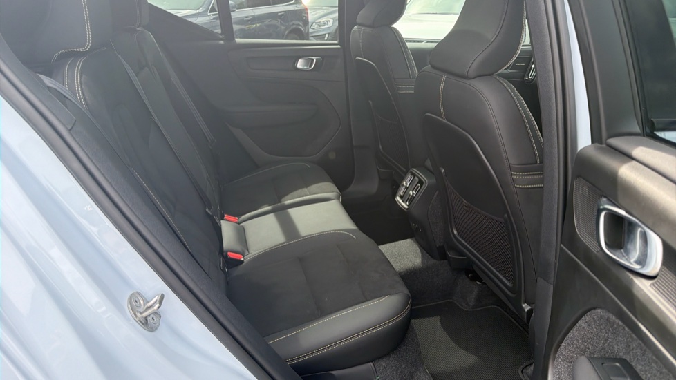 Volvo XC40 2.0 B3P Ultimate Dark 5dr Auto Petrol Estate - Image 6