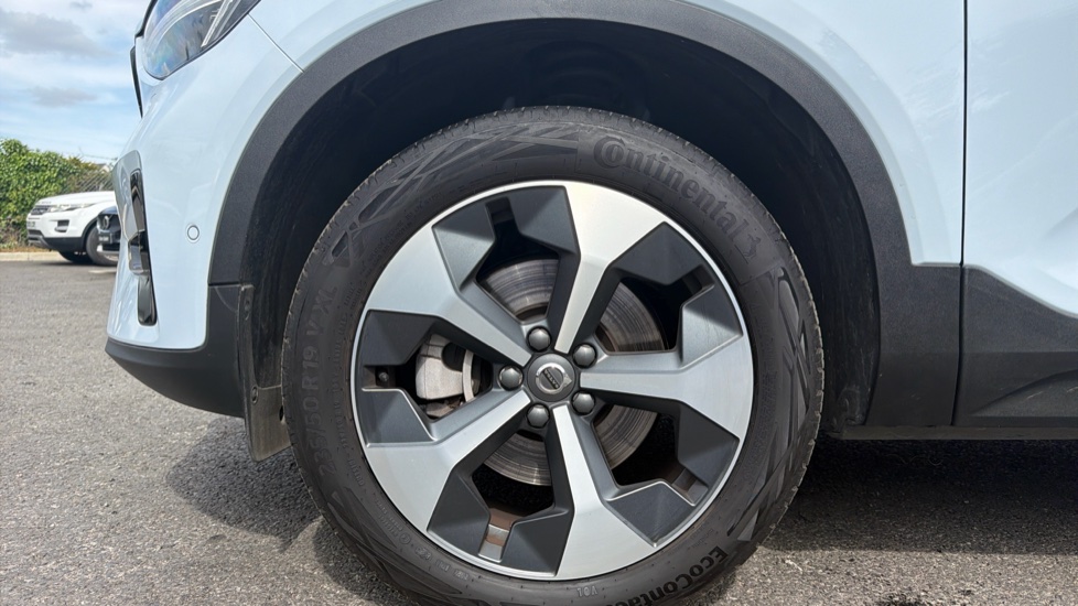 Volvo XC40 2.0 B3P Ultimate Dark 5dr Auto Petrol Estate - Image 9