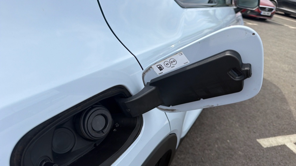 Volvo XC40 2.0 B3P Ultimate Dark 5dr Auto Petrol Estate - Image 16