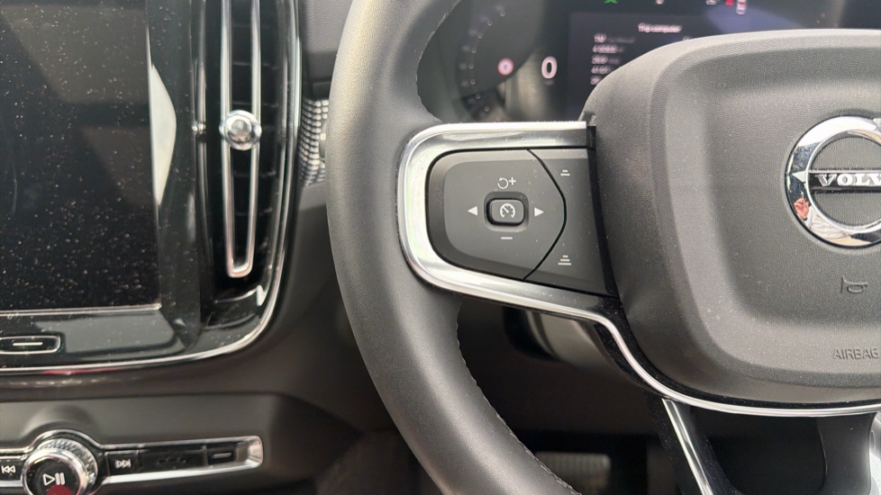 Volvo XC40 2.0 B3P Ultimate Dark 5dr Auto Petrol Estate - Image 21
