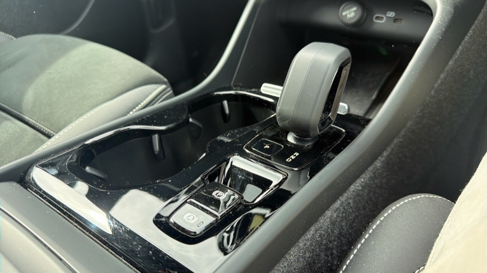 Volvo XC40 2.0 B3P Ultimate Dark 5dr Auto Petrol Estate - Image 26