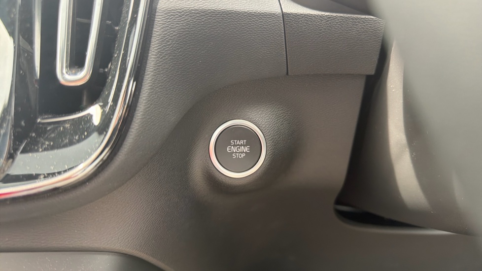 Volvo XC40 2.0 B3P Ultimate Dark 5dr Auto Petrol Estate - Image 27