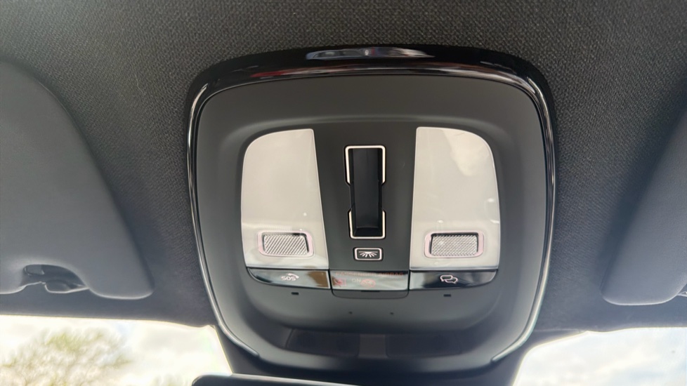 Volvo XC40 2.0 B3P Ultimate Dark 5dr Auto Petrol Estate - Image 28