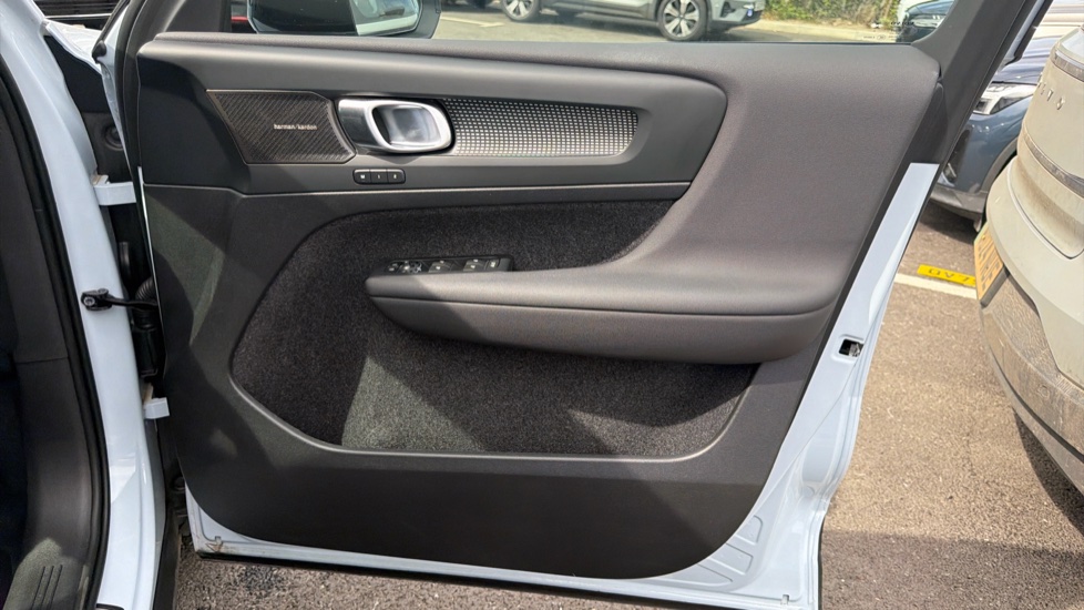 Volvo XC40 2.0 B3P Ultimate Dark 5dr Auto Petrol Estate - Image 29