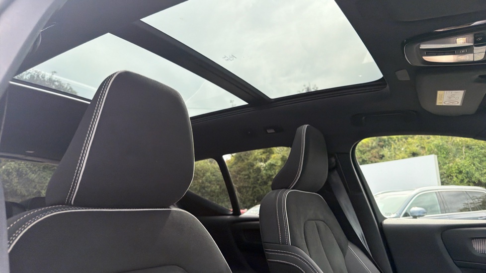 Volvo XC40 2.0 B3P Ultimate Dark 5dr Auto Petrol Estate - Image 31