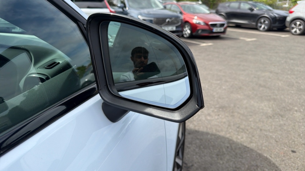 Volvo XC40 2.0 B3P Ultimate Dark 5dr Auto Petrol Estate - Image 32