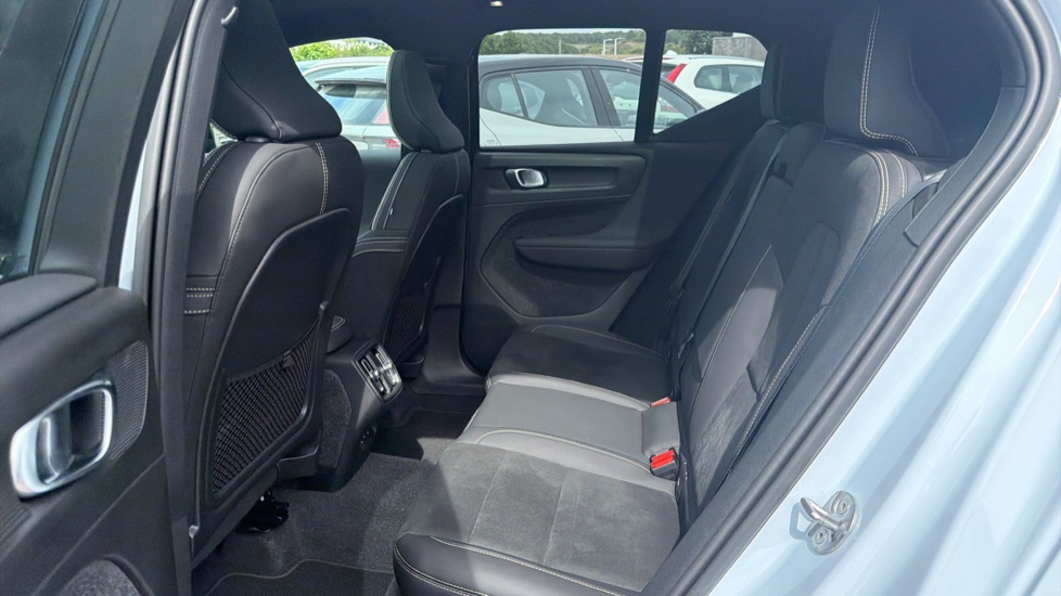 Volvo XC40 2.0 B3P Ultimate Dark 5dr Auto Petrol Estate - Image 33