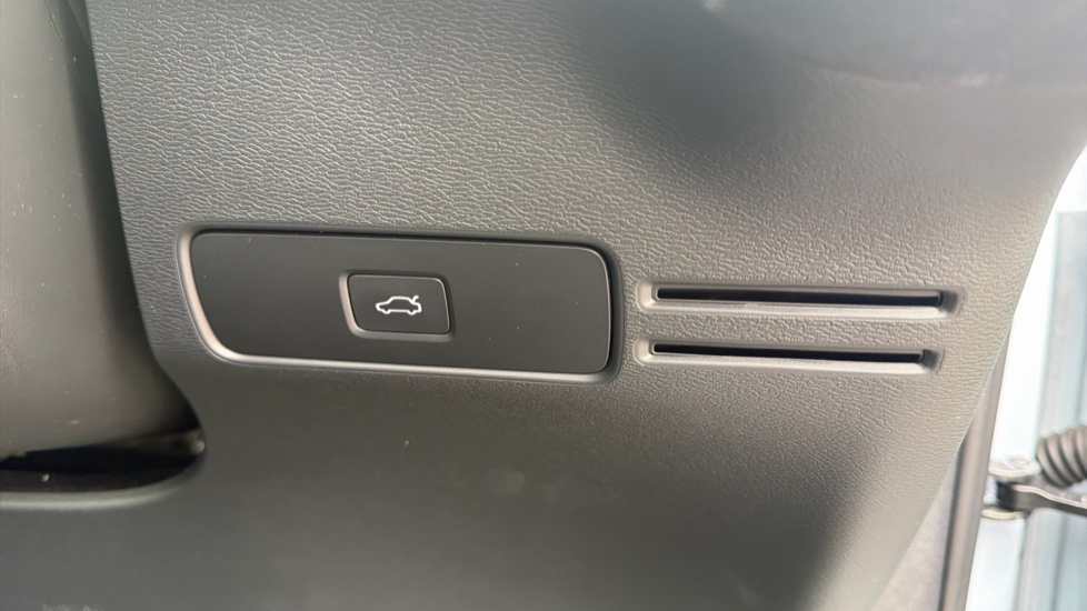 Volvo XC40 2.0 B3P Ultimate Dark 5dr Auto Petrol Estate - Image 35