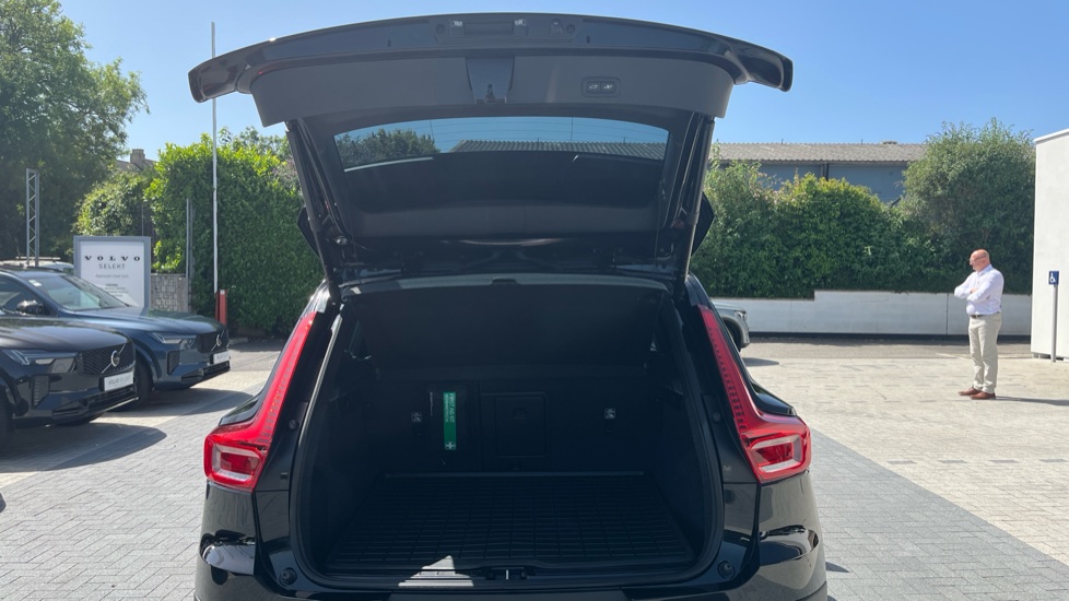 Volvo XC40 2.0 B4P Plus Dark 5dr Auto Petrol Estate - Image 13