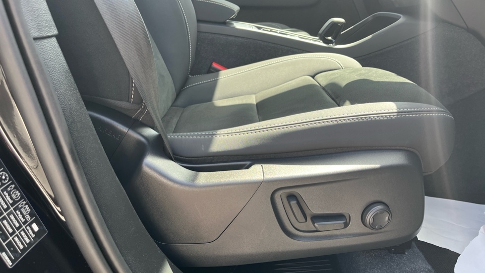 Volvo XC40 2.0 B4P Plus Dark 5dr Auto Petrol Estate - Image 27