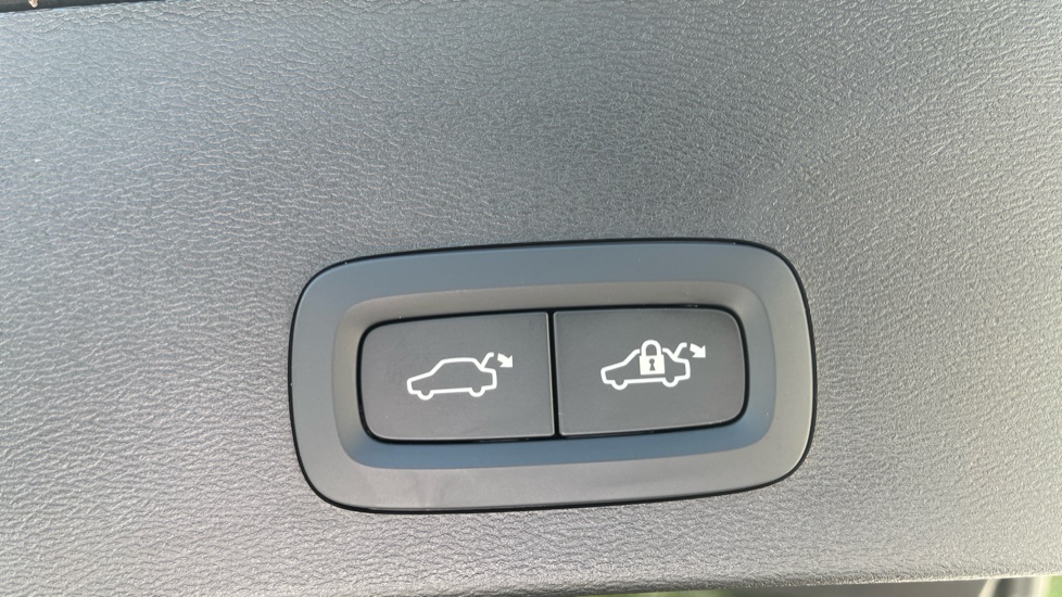 Volvo XC40 2.0 B4P Plus Dark 5dr Auto Petrol Estate - Image 32