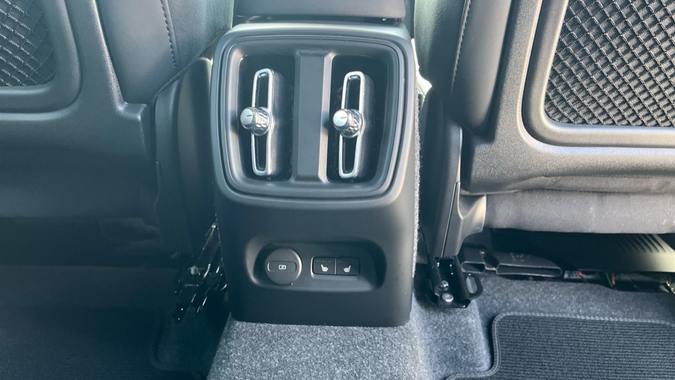 Volvo XC40 2.0 B4P Plus Dark 5dr Auto Petrol Estate - Image 33