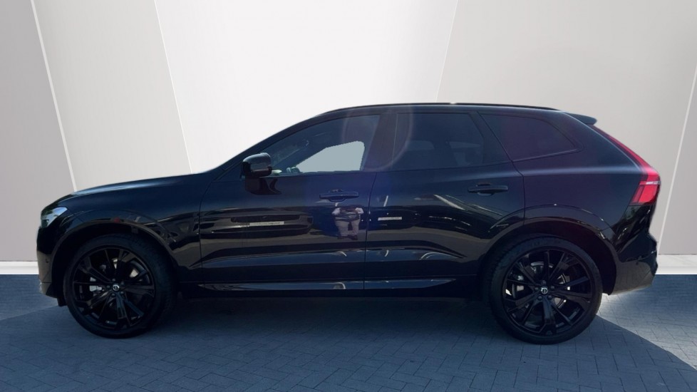 Volvo XC60 2.0 B5P Plus Black Edition 5dr AWD Geartronic Petrol Estate - Image 3