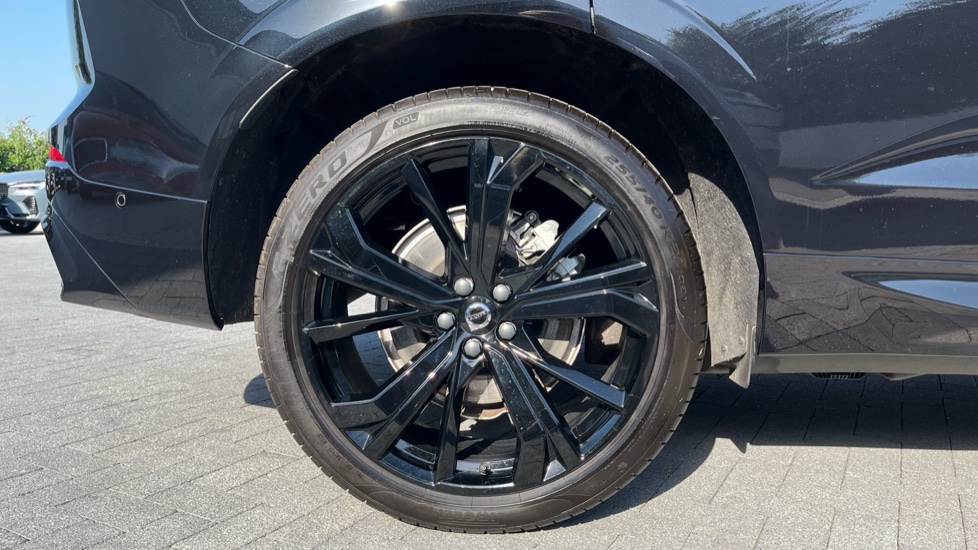 Volvo XC60 2.0 B5P Plus Black Edition 5dr AWD Geartronic Petrol Estate - Image 9