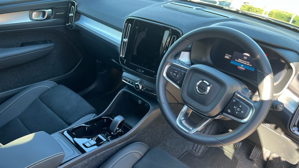 Volvo XC40 2.0 B4P Plus Pro Black Edition 5dr Auto Petrol Estate - Image 4