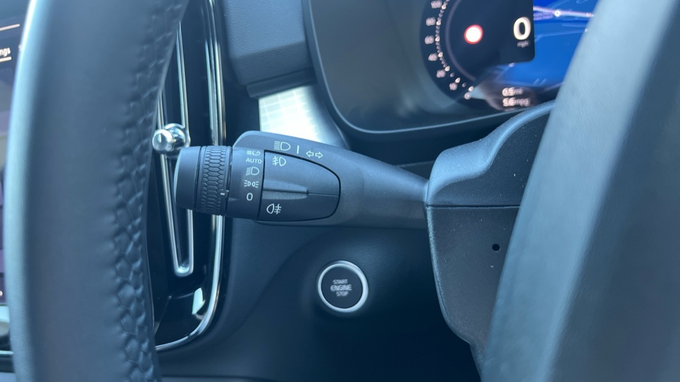 Volvo XC40 2.0 B4P Plus Pro Black Edition 5dr Auto Petrol Estate - Image 18