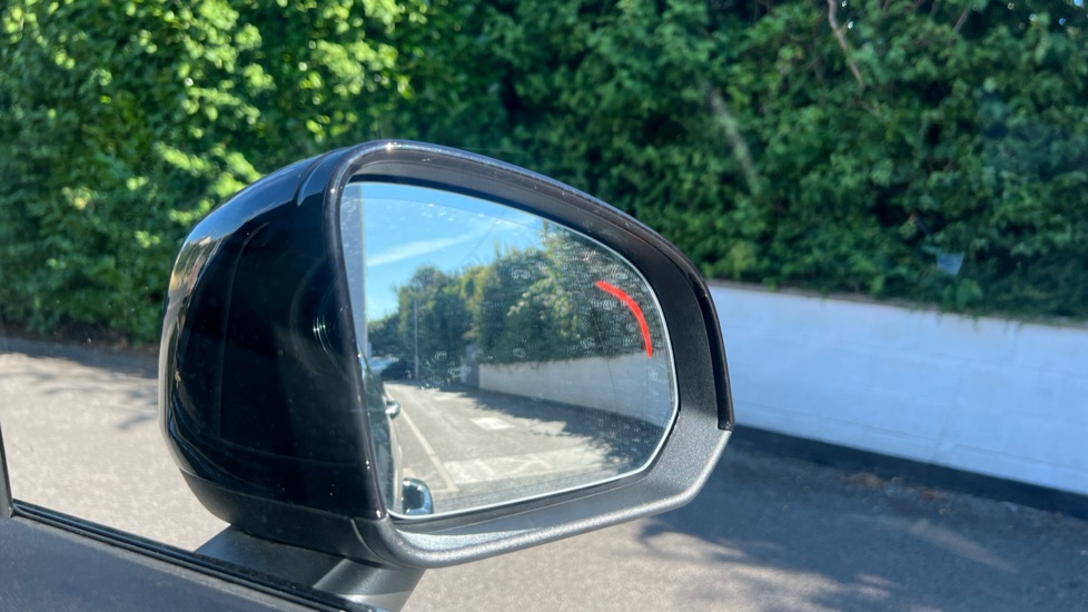 Volvo XC40 2.0 B4P Plus Pro Black Edition 5dr Auto Petrol Estate - Image 28