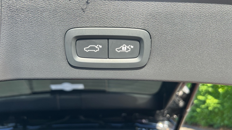 Volvo XC40 2.0 B4P Plus Pro Black Edition 5dr Auto Petrol Estate - Image 31