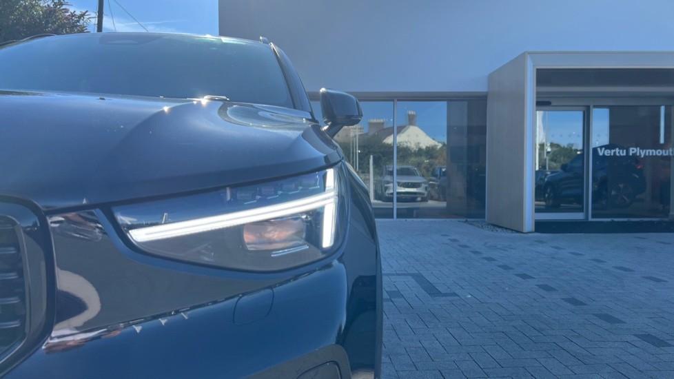 Volvo XC40 2.0 B4P Plus Pro Black Edition 5dr Auto Petrol Estate - Image 32