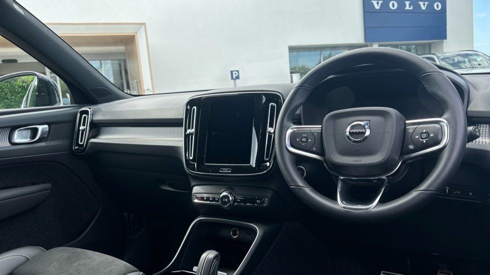 Volvo XC40 1.5 T5 Recharge PHEV R DESIGN Pro 5dr Auto Estate - Image 4