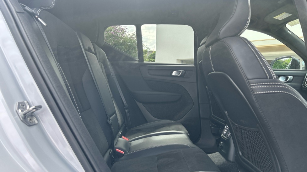 Volvo XC40 1.5 T5 Recharge PHEV R DESIGN Pro 5dr Auto Estate - Image 6