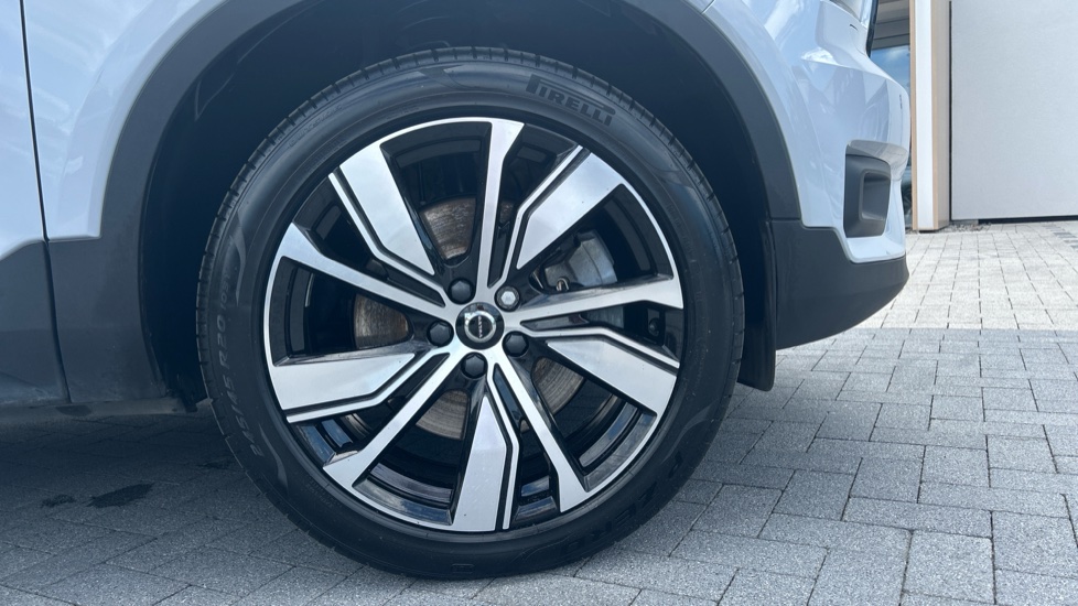 Volvo XC40 1.5 T5 Recharge PHEV R DESIGN Pro 5dr Auto Estate - Image 9