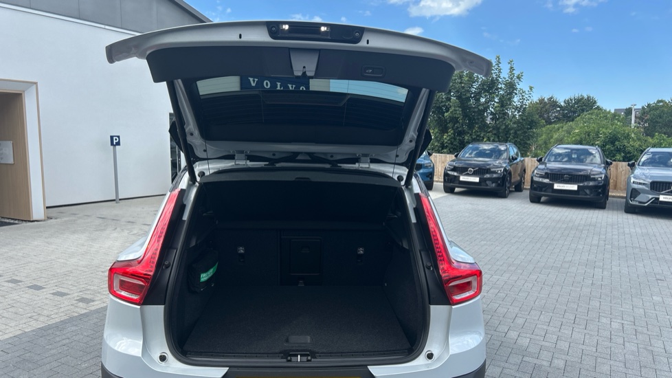 Volvo XC40 1.5 T5 Recharge PHEV R DESIGN Pro 5dr Auto Estate - Image 13