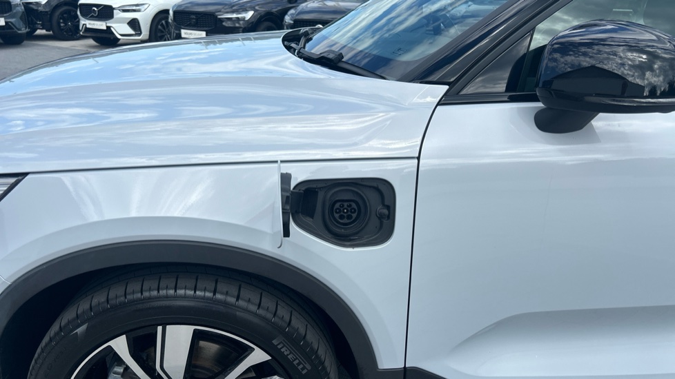 Volvo XC40 1.5 T5 Recharge PHEV R DESIGN Pro 5dr Auto Estate - Image 16